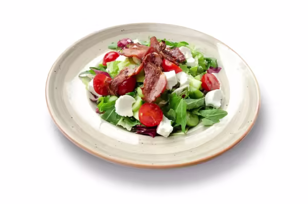 Featured image for “Свежа салата с козе сирене и чипс бекон”