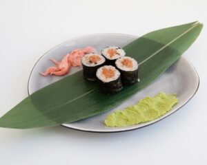 Featured image for “Хосомаки пикантна сьомга 4 бр”