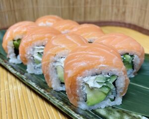 Featured image for “Урамаки сьомга лукс 8 бр”