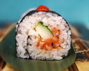 Featured image for “Футомаки пикантна сьомга 6 бр”